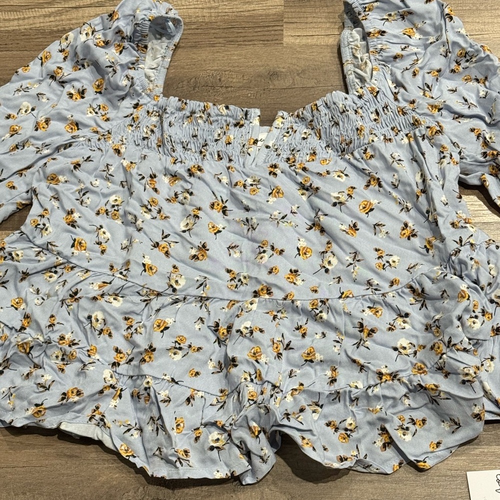 ⚠️Floral Blouse⚠️ - Picture 2 of 3